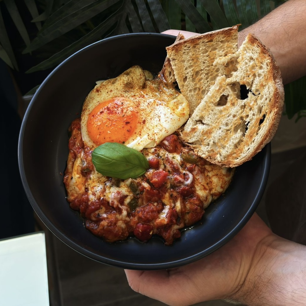 Perfeito para partilhar, tomate, pimentos, ovo estrelado e queijo mozzarella derretido
